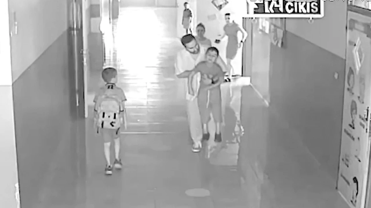 Boğazına şeker kaçan öğrenciyi öğretmeni Heimlich manevrasıyla kurtardı