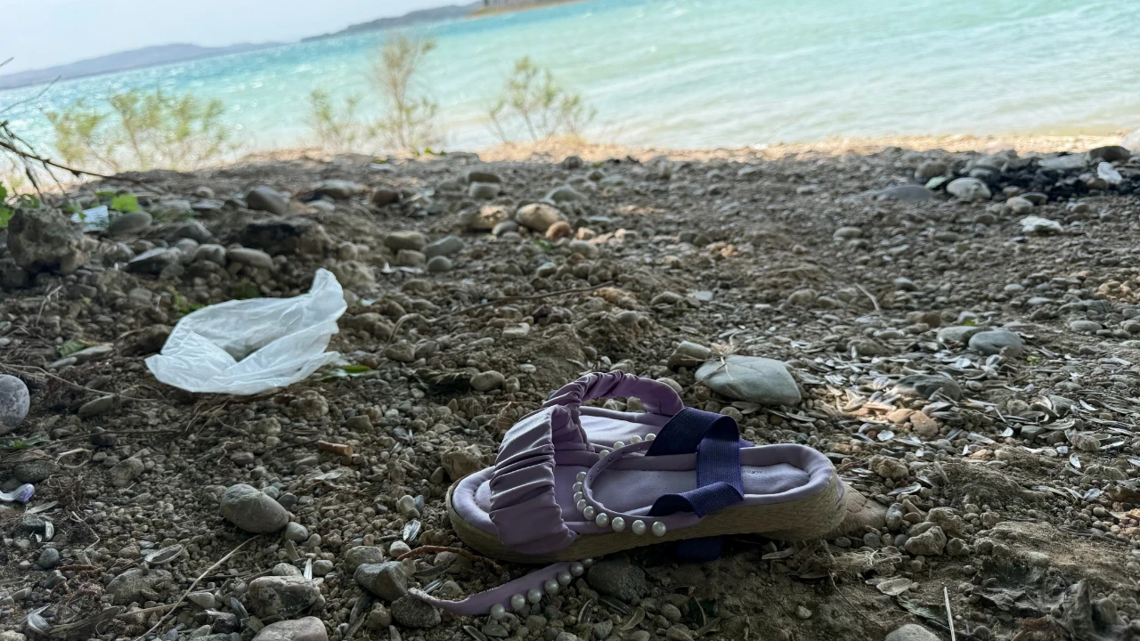Çocuğunun terliğini almak için suya girdi, boğulup hayatını kaybetti