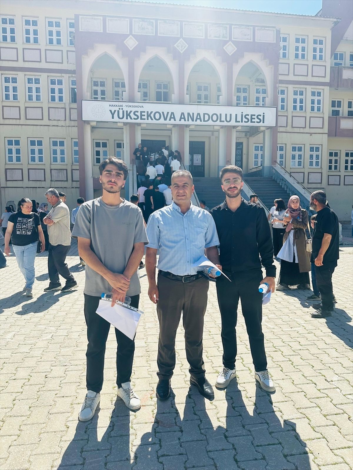 Hakkari'de iki kardeş ve babaları aynı sınavda ter döktü