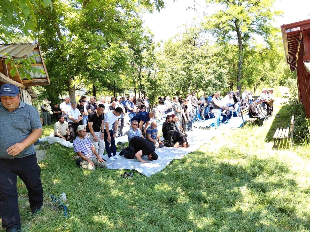 Yardım için durduğu emniyet şeridinde otomobil çarpmıştı, son yolculuğuna uğurlandı