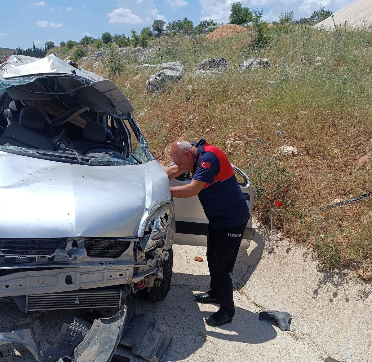 Hafif ticari araç takla attı: 1 ölü, 1 yaralı