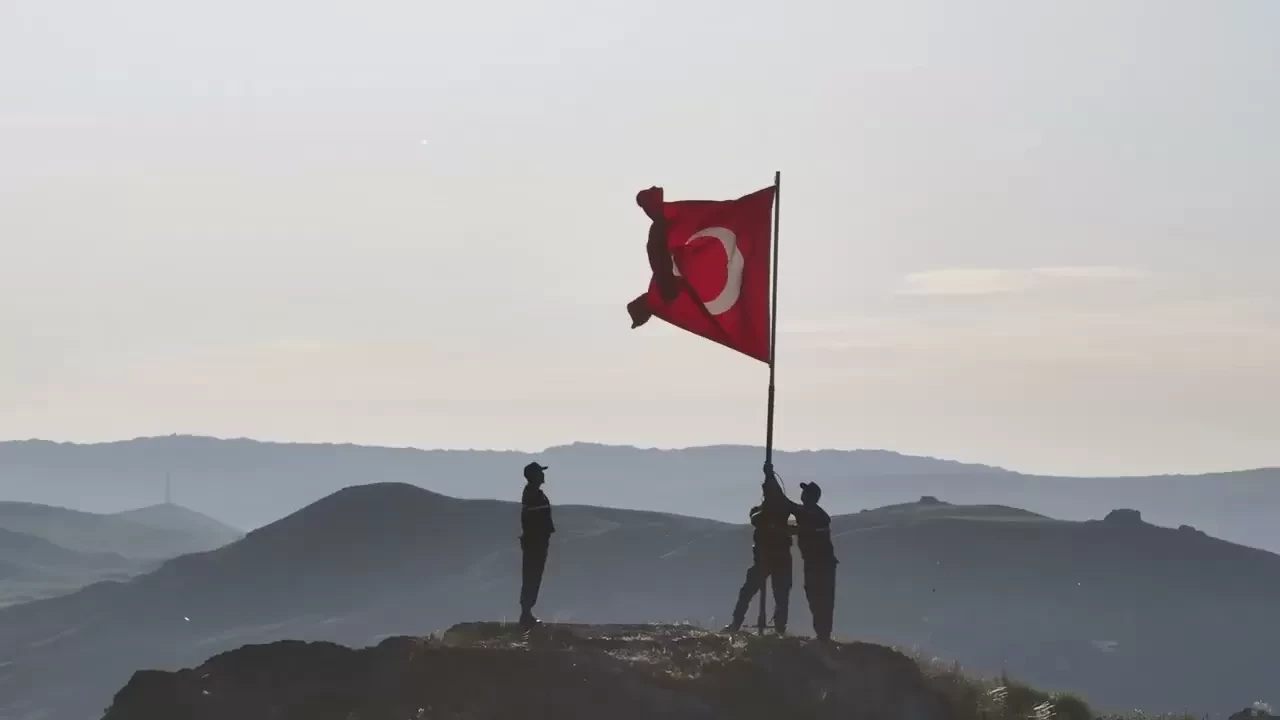 Sivas'ta halk seferber oldu: Bayrağı değiştirmek için 2 saat tırmandılar!
