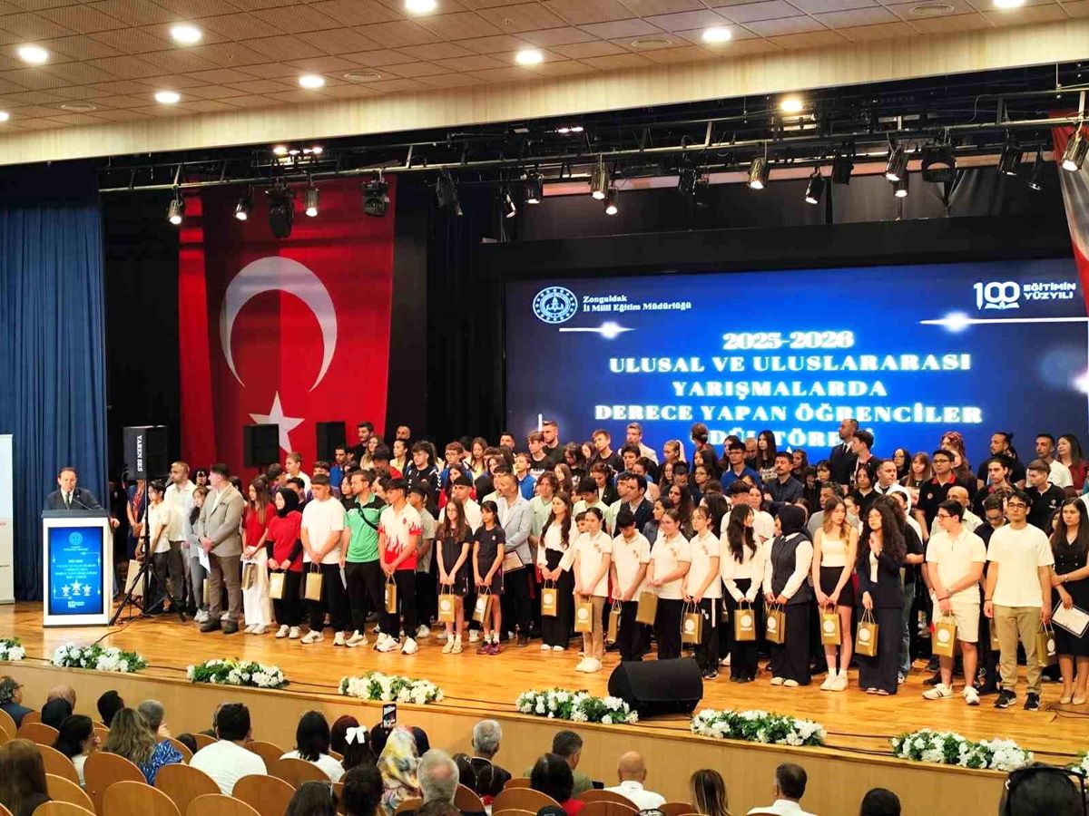 Mollabey Ortaokulu öğrencilerine Türkiye dereceleri için ödül