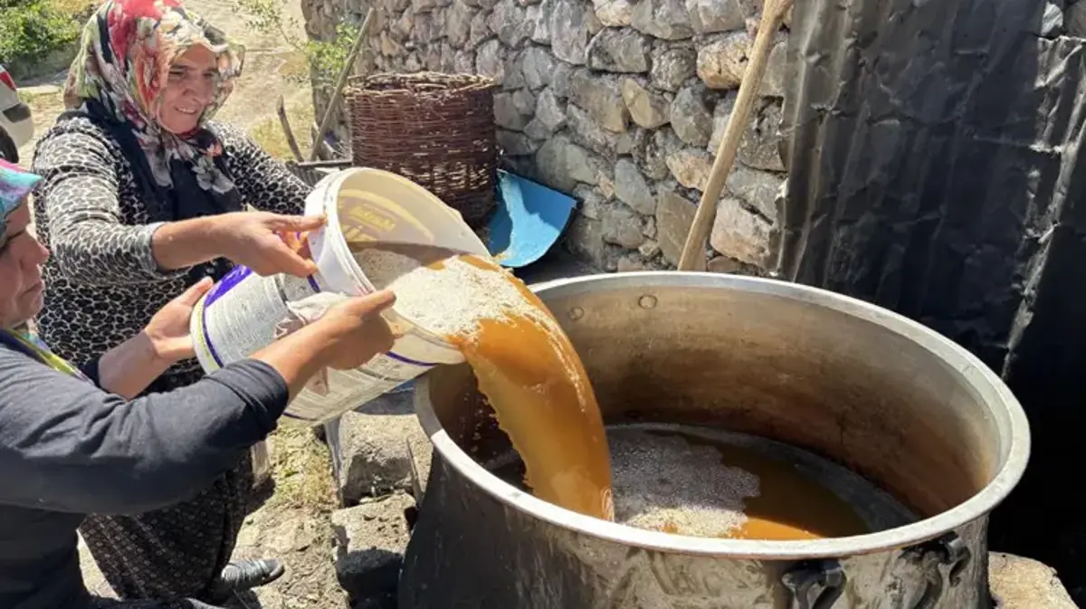 Bir damlası için günlerce emek veriliyor! Asırlık yöntemle kadınların mesaisi başladı