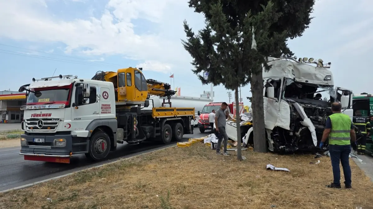 Mersin'de feci kaza... Kafa kafaya çarpışan tır sürücüleri hayatını kaybetti