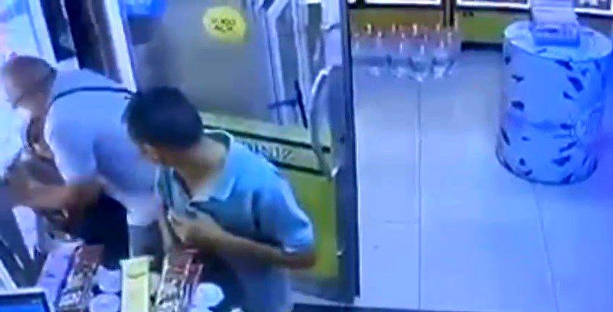 Boşanma aşamasındaki eşinin vurmak istediği adam silah tutukluk yapınca kurtuldu