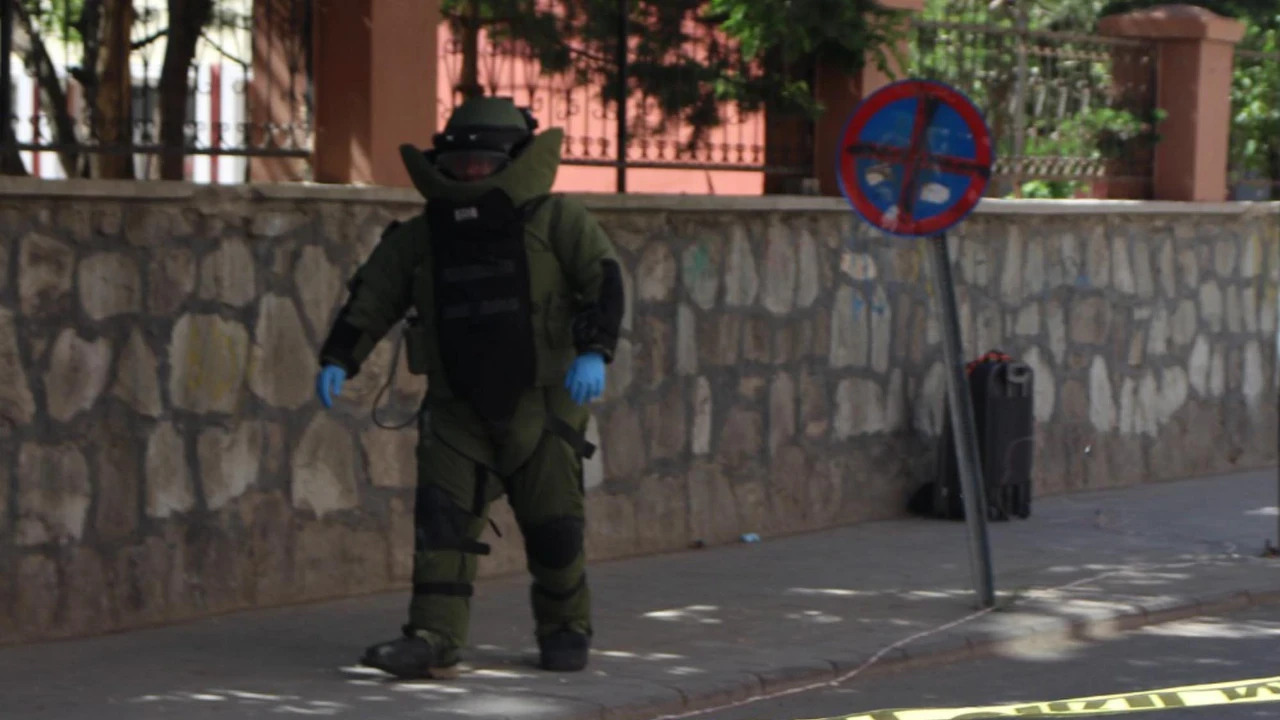 Ağrı'da Şüpheli Çanta Paniği! Fünyeyle Patlatılan Çantadan Eşya ve Kıyafet Çıktı
