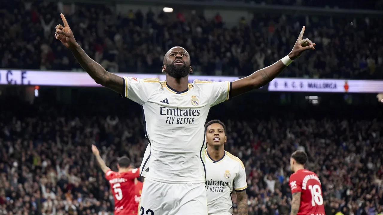 Galatasaray ve Fenerbahçe'yle ismi anılıyordu! Yıldız futbolcu imzayı attı