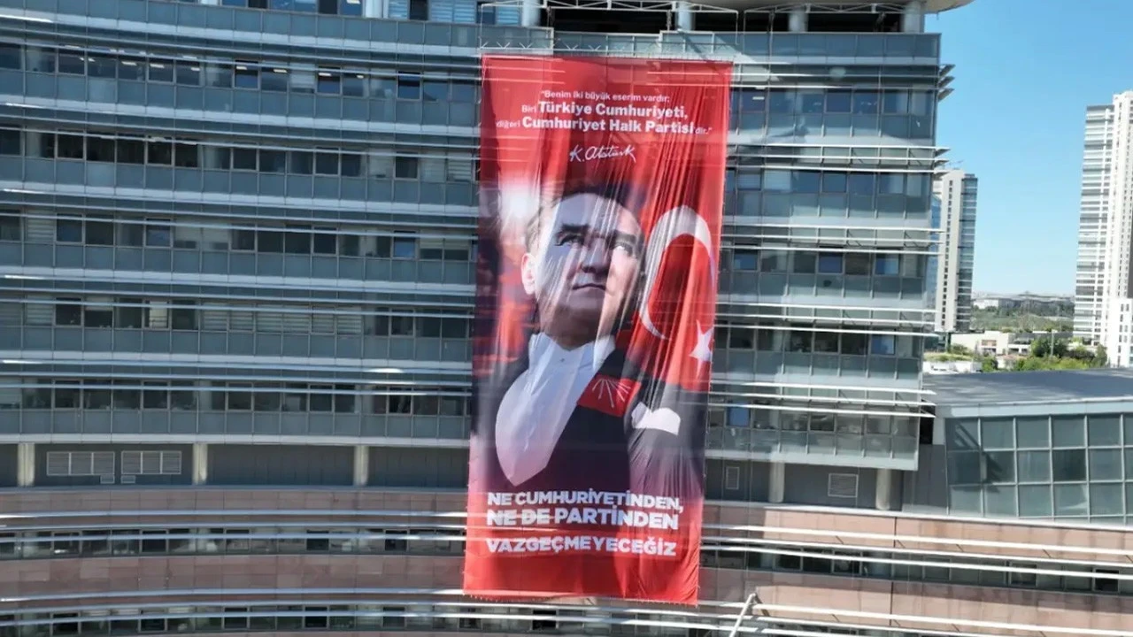 CHP Genel Merkezi’nden Özgür Özel’e pankartlı yanıt
