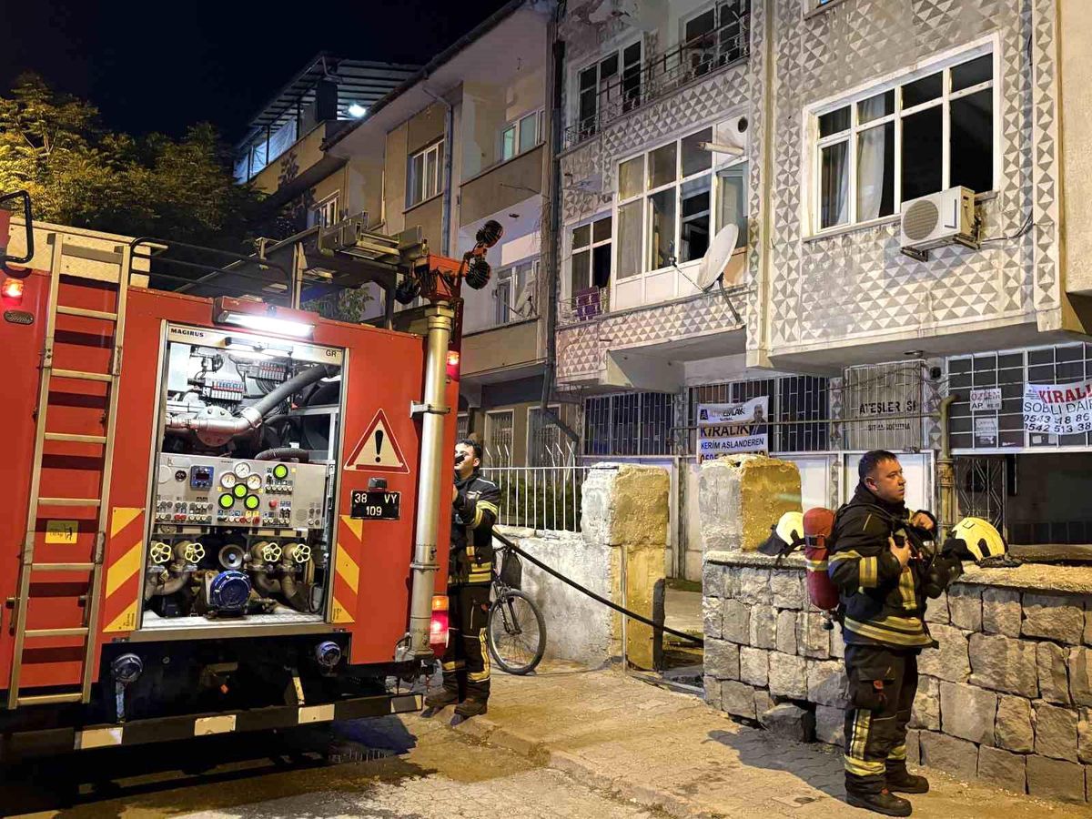 Kayseri'de 4 katlı binada yangın: Anne ve iki çocuğu dumandan etkilendi