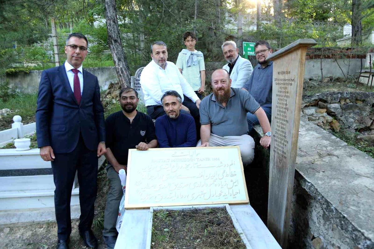 Hattat Muhittin Tanır'a vefa: 70 yıl sonra ta'lik hatla yazılan mezar taşı dualarla kabrine konuldu