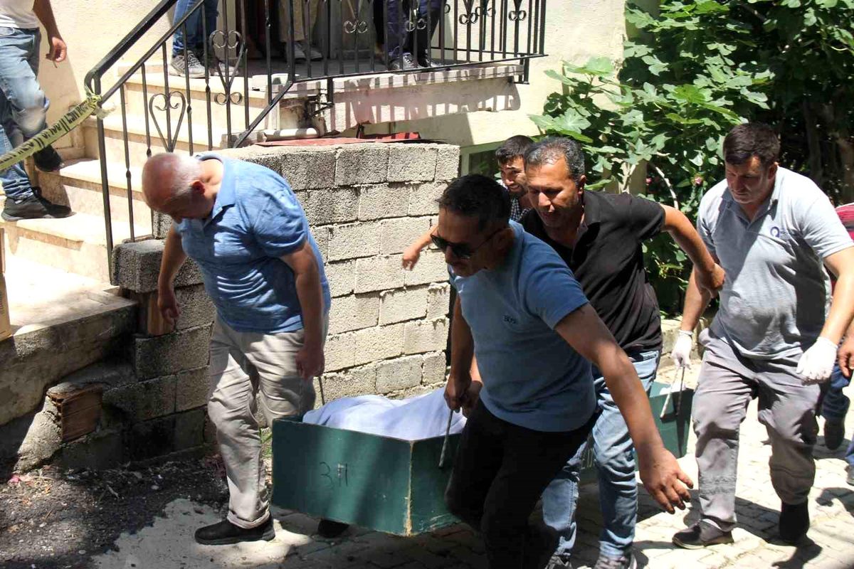 Antalya'da 41 yaşındaki adam evinin bahçesinde ölü bulundu