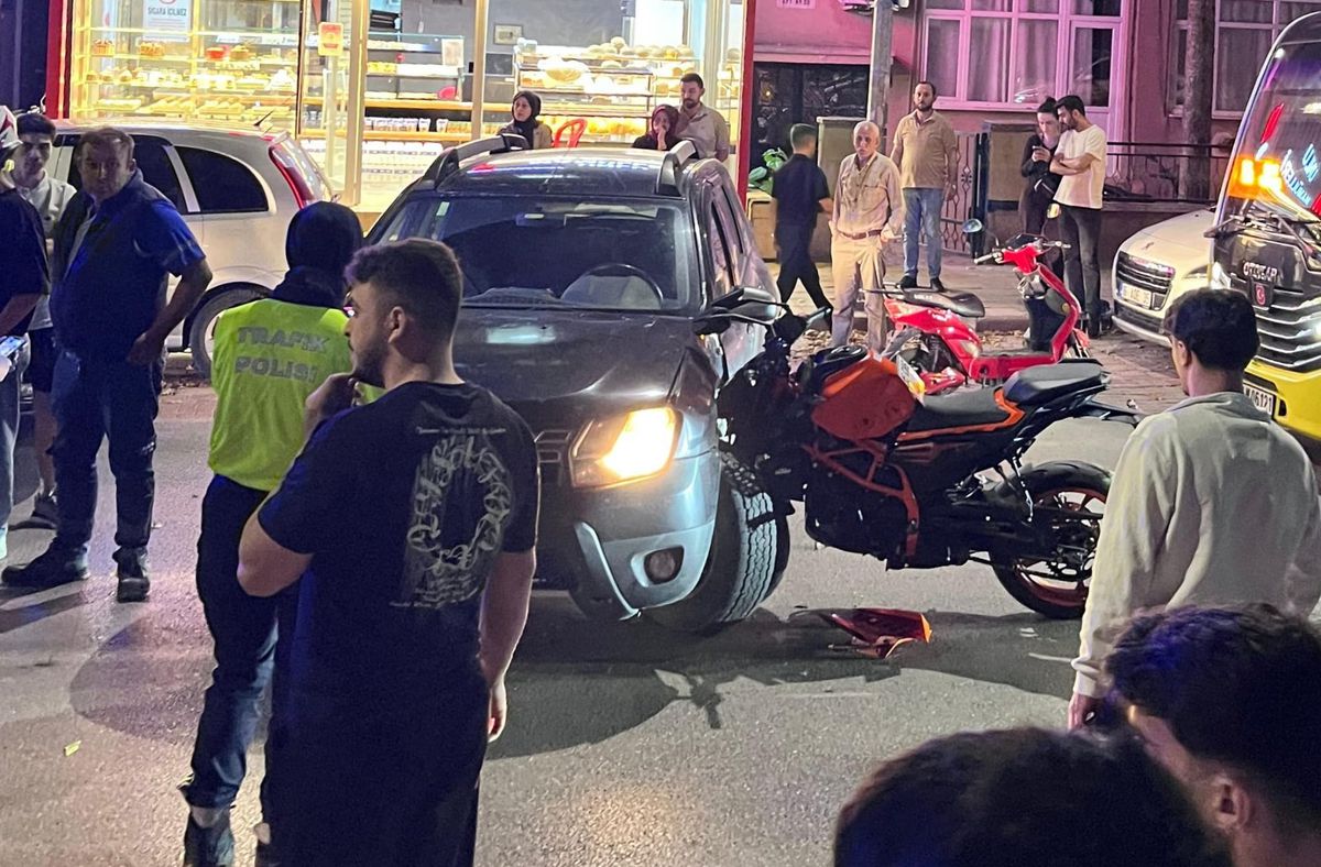 Bursa'da otomobille çarpışan motosikletin sürücüsü yaralandı