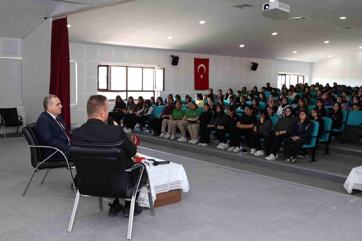 ERÜ Rektörü Altun, Develi'de öğrenciler ile buluştu