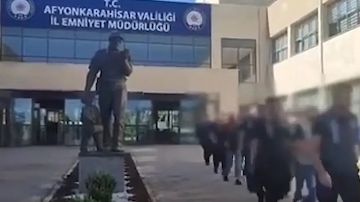 Sahte araç ilanıyla dolandırıcılık! Eş zamanlı operasyonla yakalandılar
