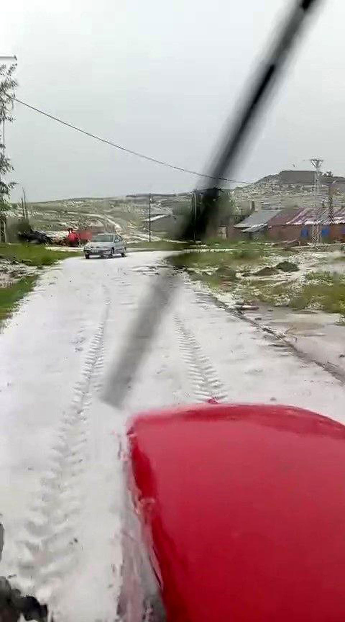 Sivas'ta kuvvetli dolu yağışı beraberinde sele neden oldu