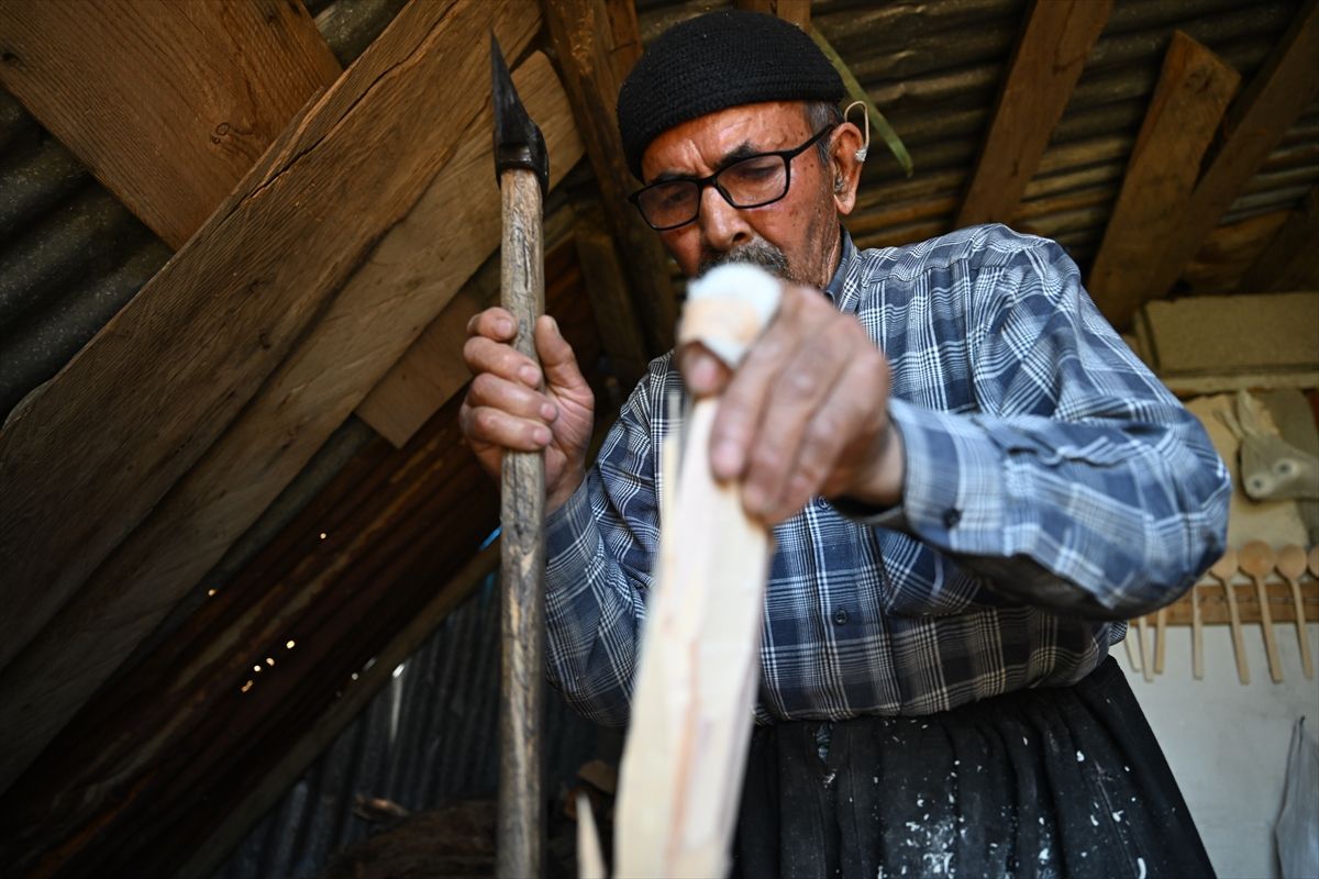 Unutulmaya yüz tutan kaşıkçılığı dede yadigarı kanca bıçakla yaşatıyor