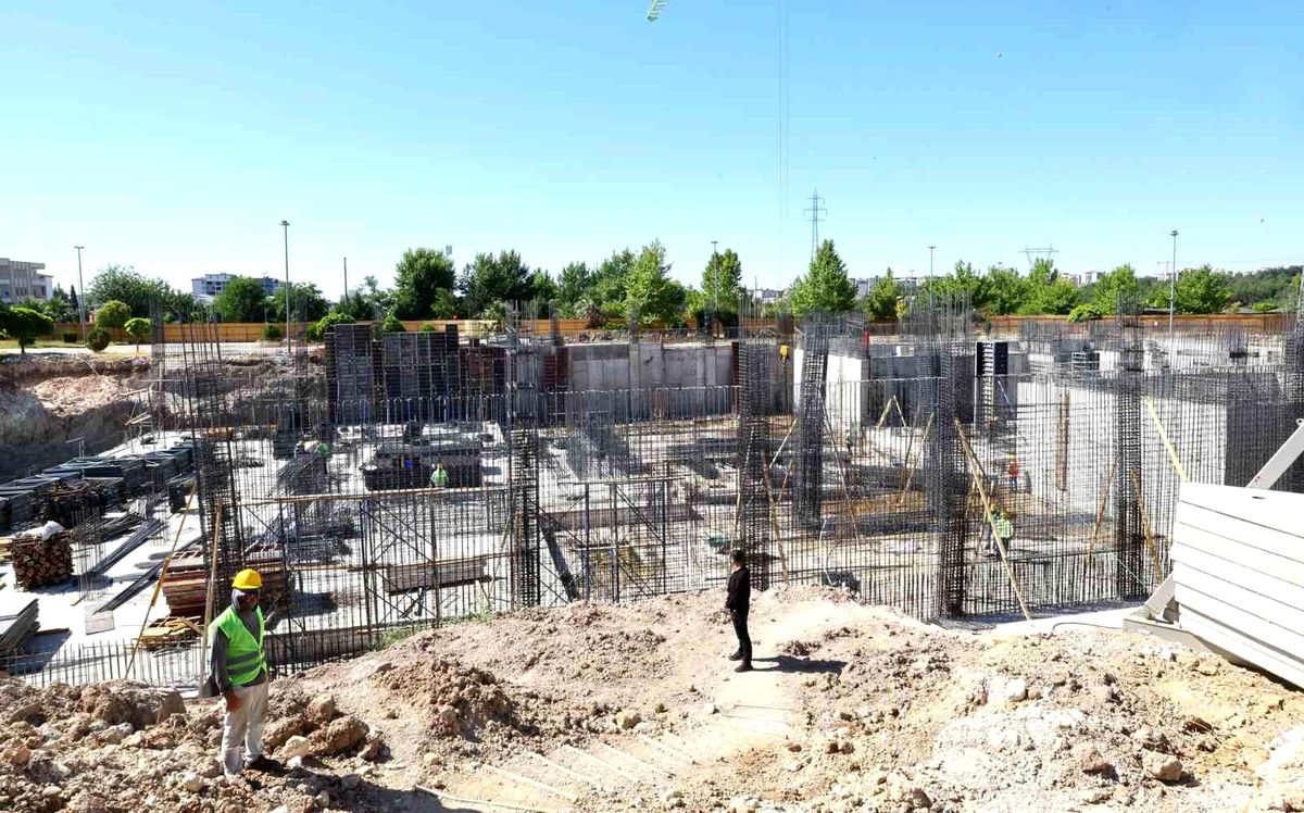 Vali Küçük, yapımı süren kültür merkezinde incelemelerde bulundu
