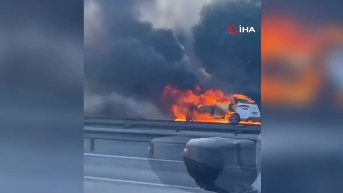 Avcılar TEM Otoyolu’nda alev alev yanan otomobil kullanılamaz hale geldi