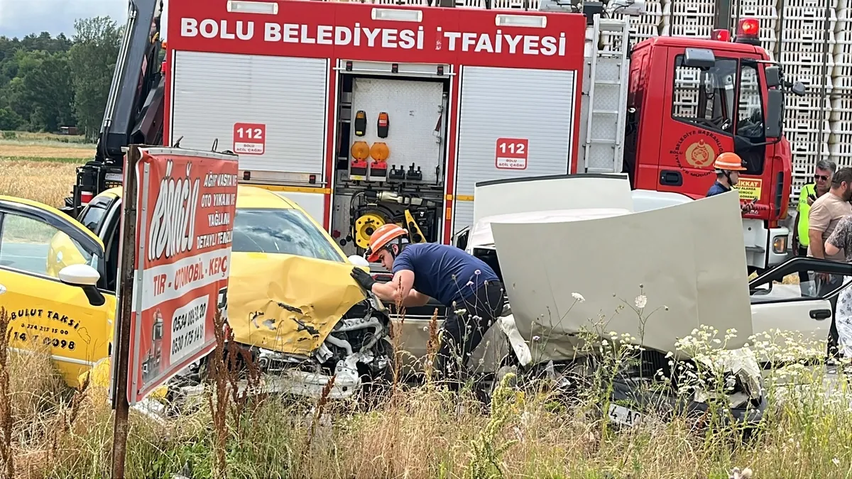 Bolu'da korkutan kaza: Ticari taksi ile otomobil çarpıştı! 5 yaralı