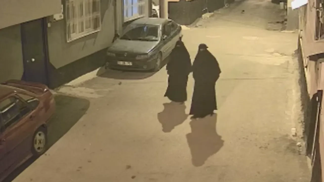 Çarşaflı şekilde keşif yapıp 40 dakikada servet çaldılar! İşte hırsızlık anları