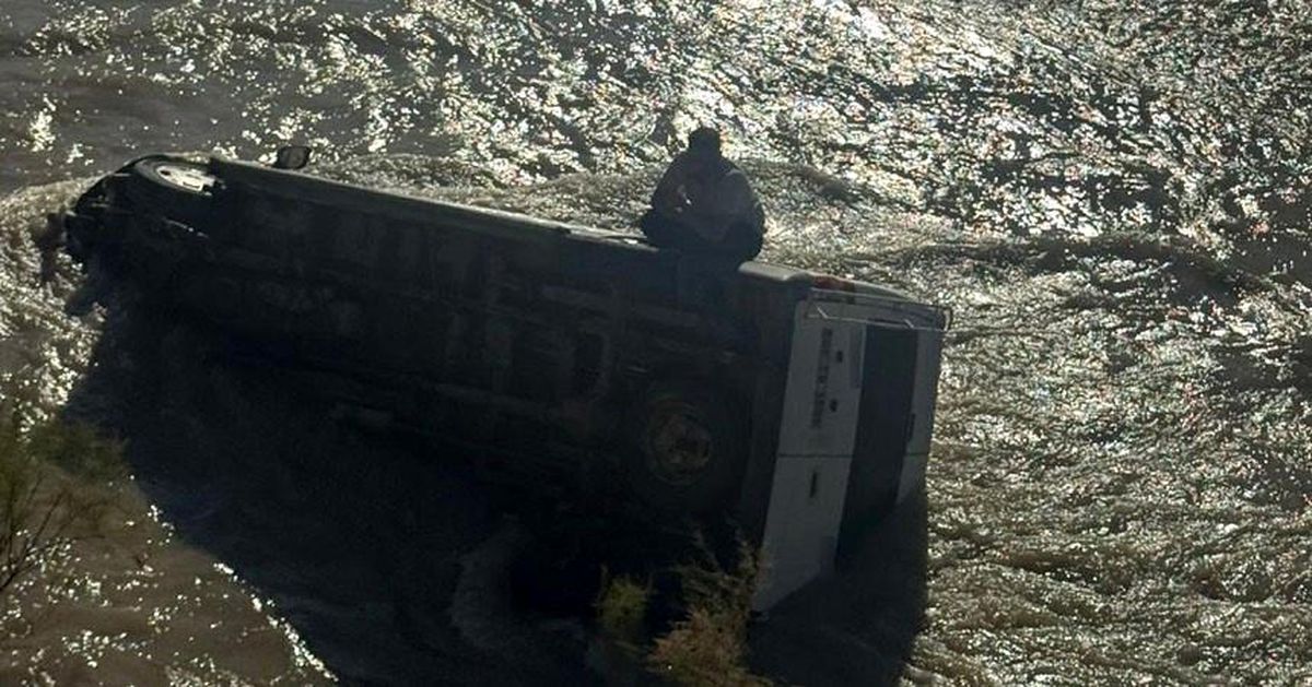 Minibüsüyle Zap Suyu'na uçan sürücü, geceyi aracının üzerinde geçirdi