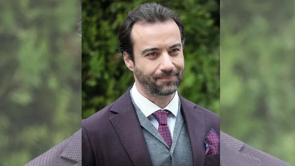 Doktorlar dizisi Arslan Bey Devrim Nas kimdir kaç yaşında?