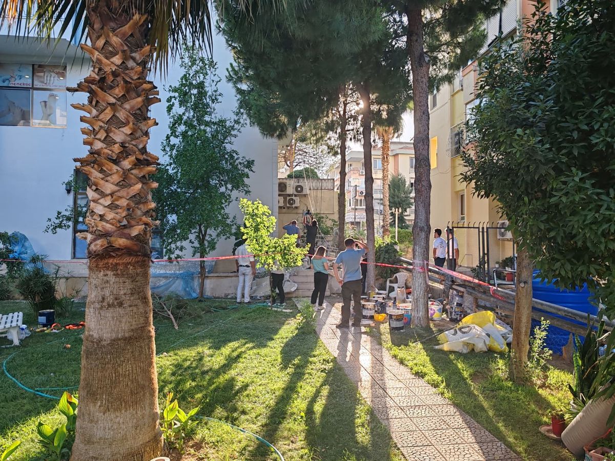 İzmir'de asma iskele devrildi: 3 işçi yaralandı