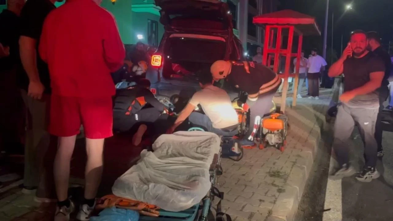 SUV'un altında kalan 16 yaşındaki motosikletli ekiplerin seferberliğiyle kurtarıldı
