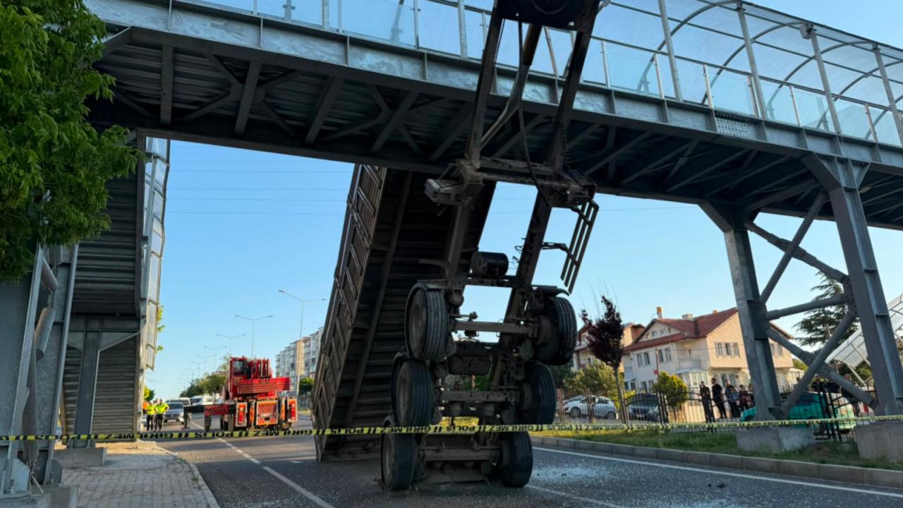 Tırın açık kalan damperi üst geçide takıldı