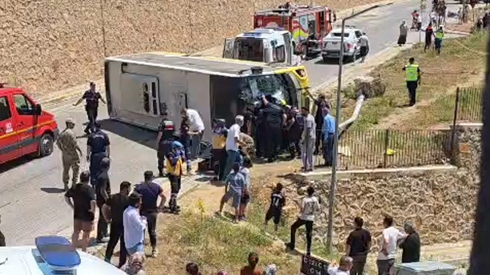 Çocuğa çarpmamak için manevra yaptı, halk otobüsü devrildi