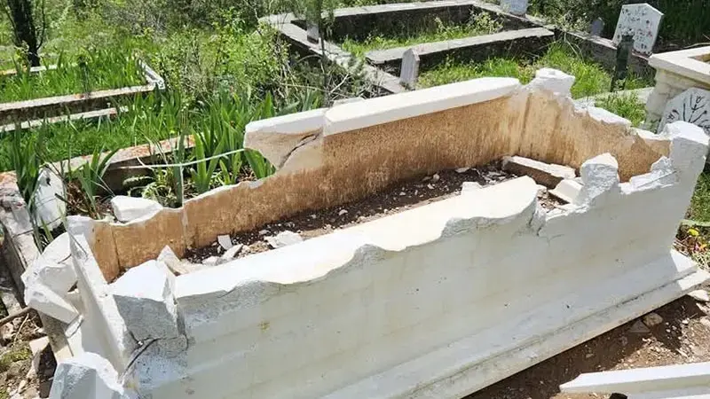 Bolu'da iki mezarın taşları kırılıp, zarar verildi