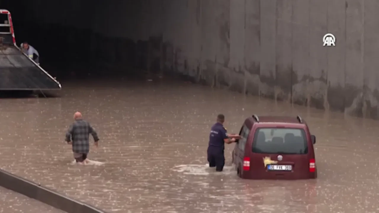 Yağmur suları alt geçitte göle döndü! Mahsur kalan araç böyle kurtarıldı