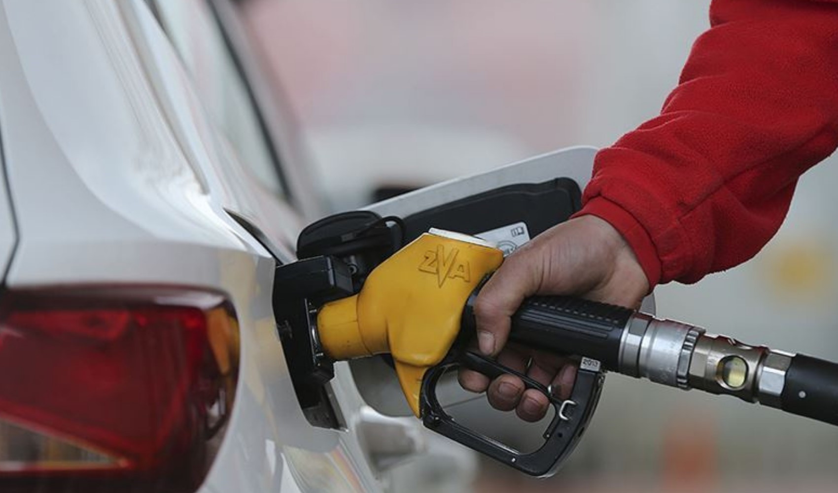 Benzine gece yarısı indirim geldi