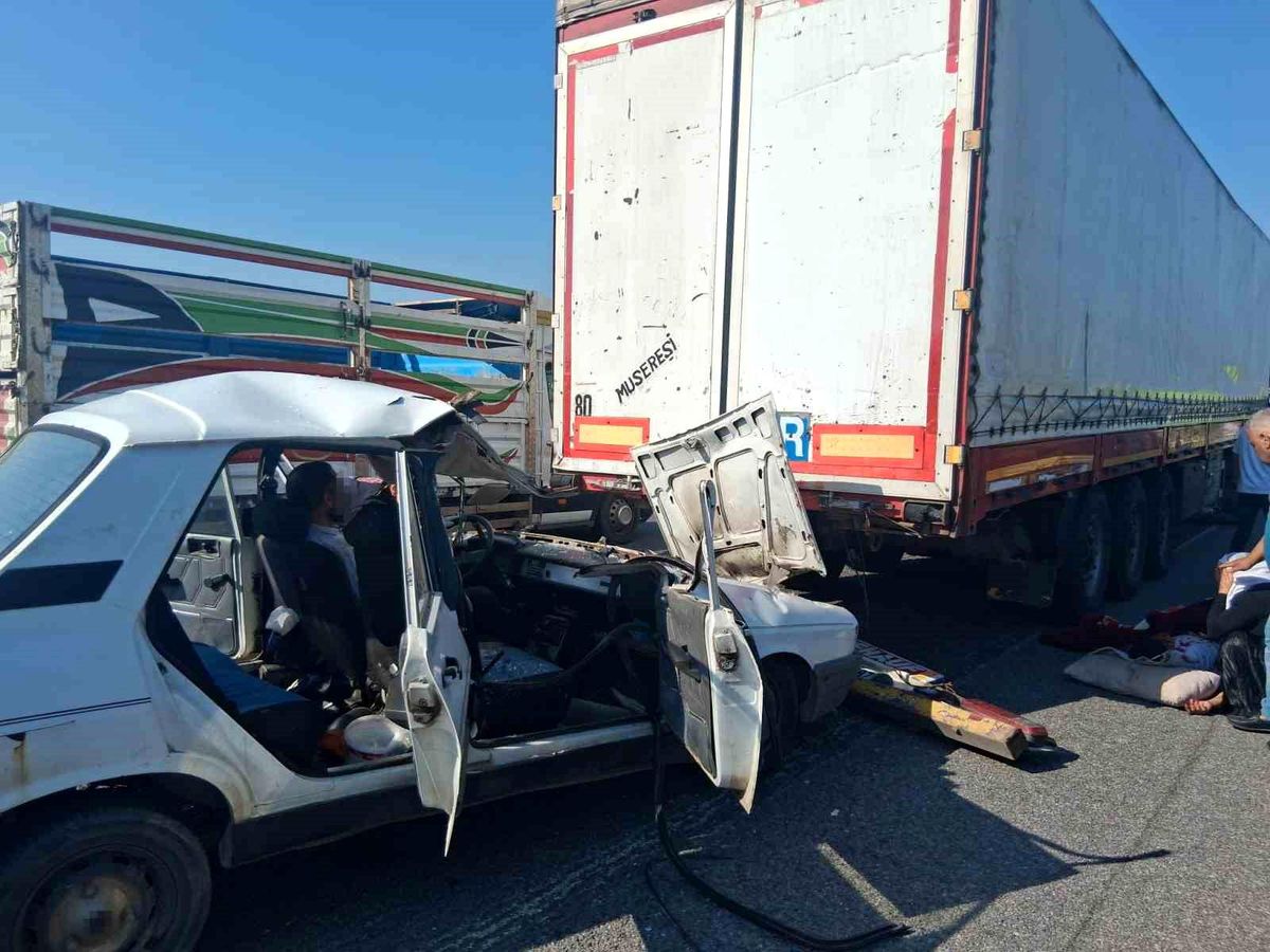 Osmaniye'de otomobil tıra çarptı: 3'ü çocuk 5 yaralı