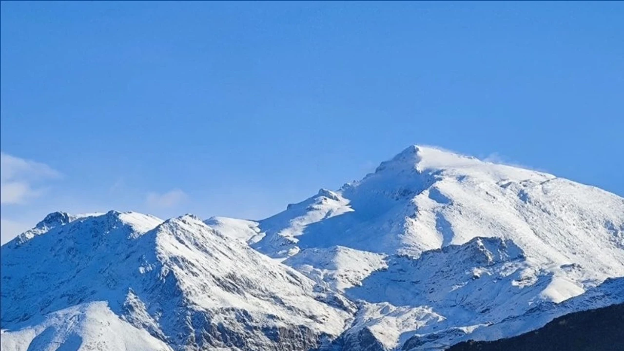 Mereto Dağında yaz ortasında kartopu keyfi