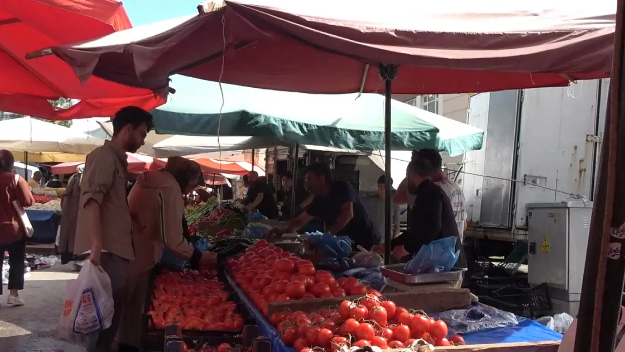 Erzurum'un semt pazarlarında alıcı da fiyatlardan dertli, satıcı da