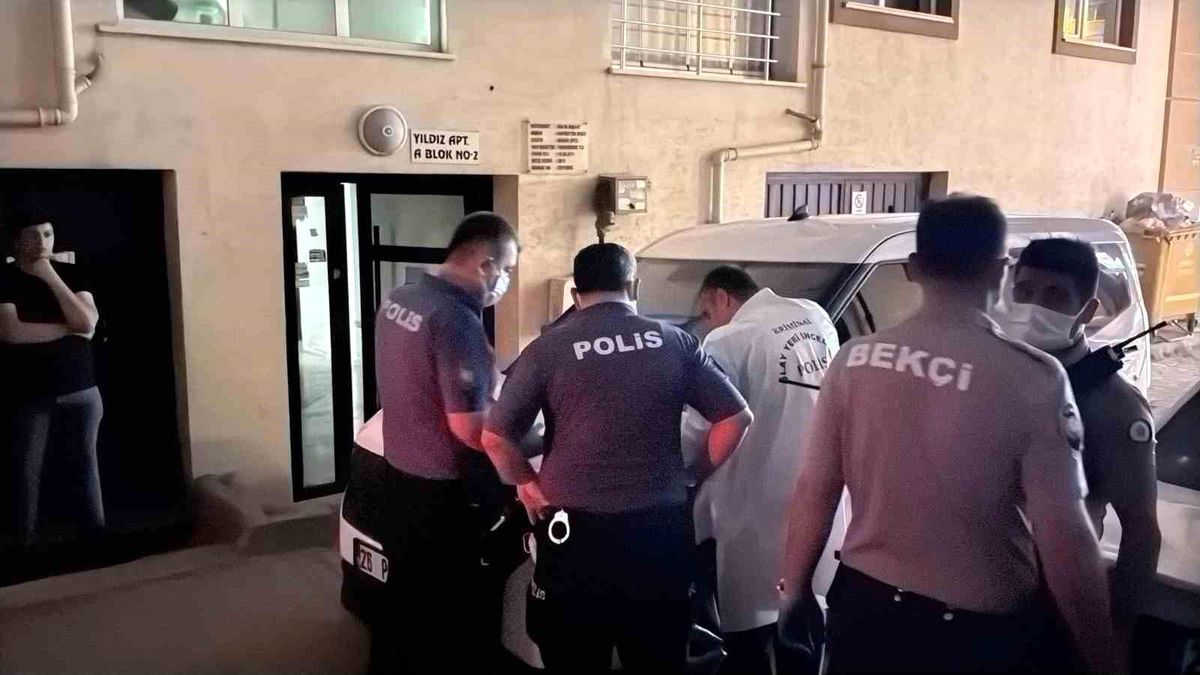 Sokağı saran ağır koku acı gerçeği ortaya çıkardı: Yaşlı adam evinde ölü bulundu