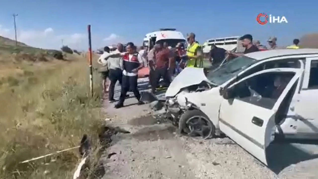 Bitlis'te feci kaza: iki otomobil çarpıştı, 6 yaralı