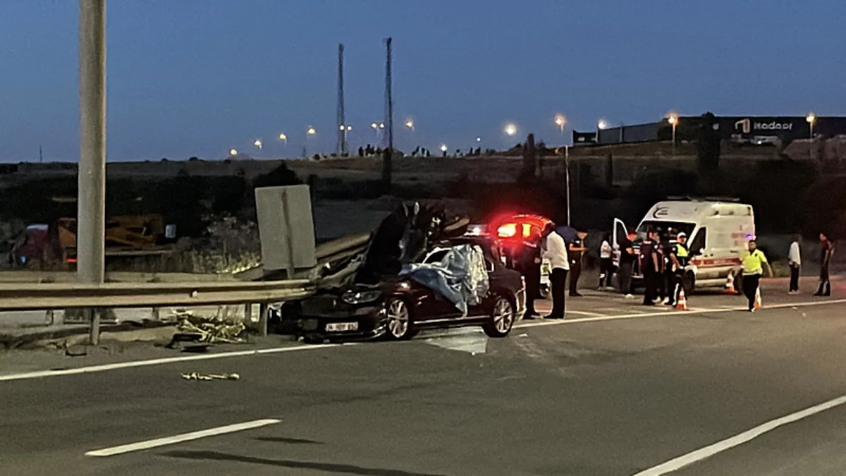 Düğün konvoyundaki araç bariyerlere çarptı: 1 ölü, 3 yaralı!