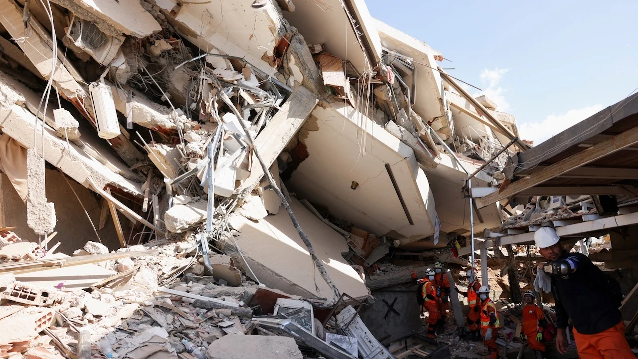 Deprem felaketinde ölü sayısını 1400'ü geçti