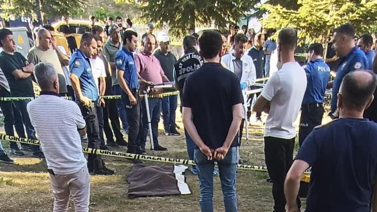 Hakkari'de 10 yaşındaki çocuk hastaya yetişmeye çalışan ambulansın altında can verdi