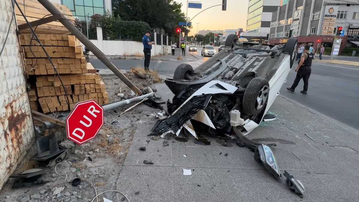 Avcılar'da iki aracın karıştığı kazada devrilen otomobilin sürücüsü yaralandı