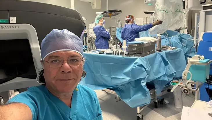 Türk profesöre tarihi davet! Dünyanın gözü önünde canlı ameliyat yapacak