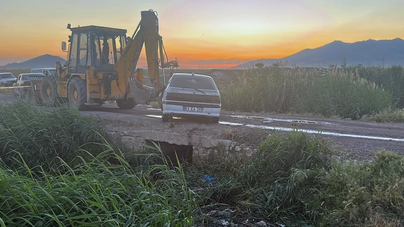 Sulama kanalına düşen otomobilde üç kardeş hayatını kaybetti