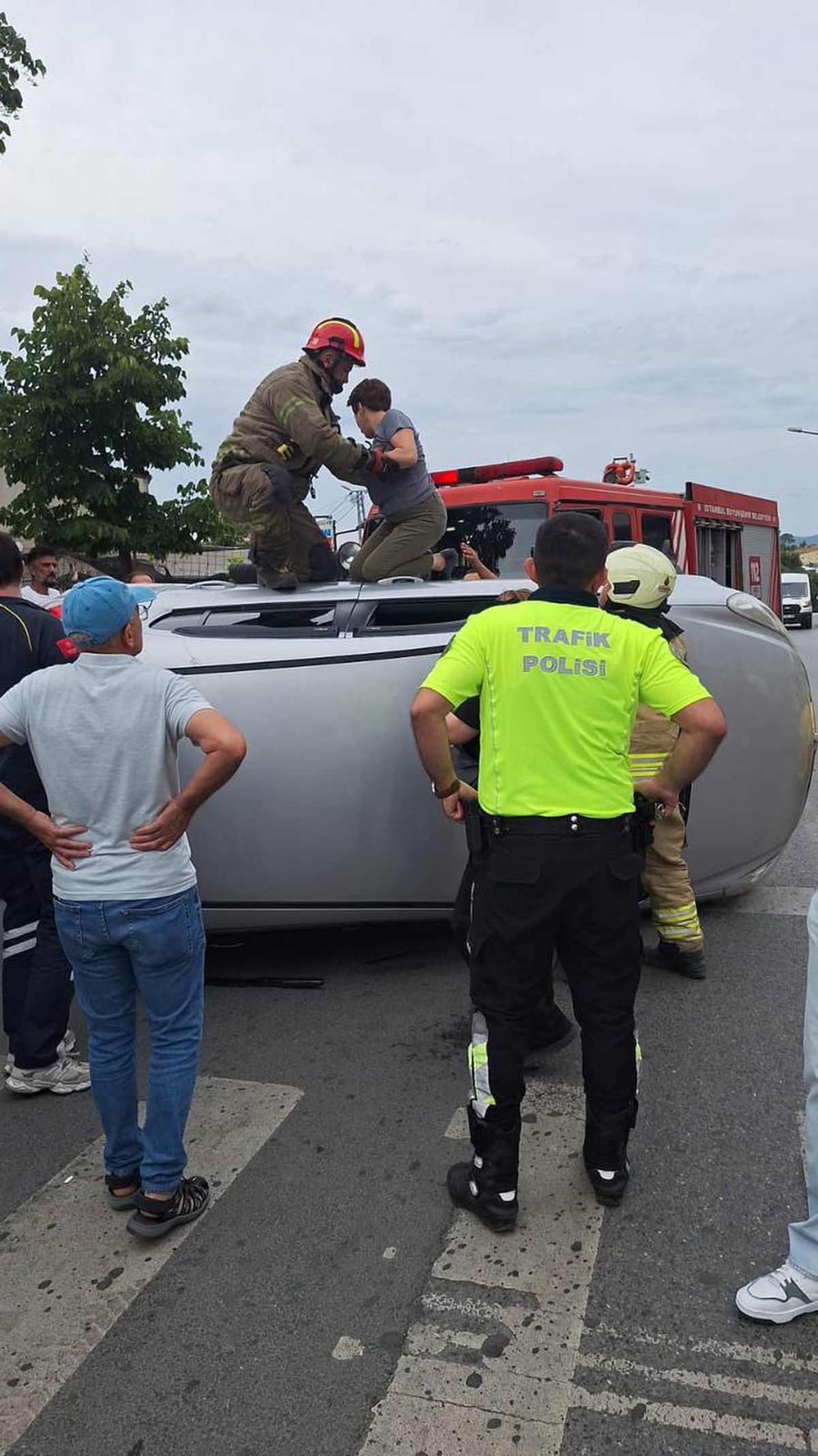 Sultangazi’de orta refüje çarpan otomobil devrildi; kaza kamerada