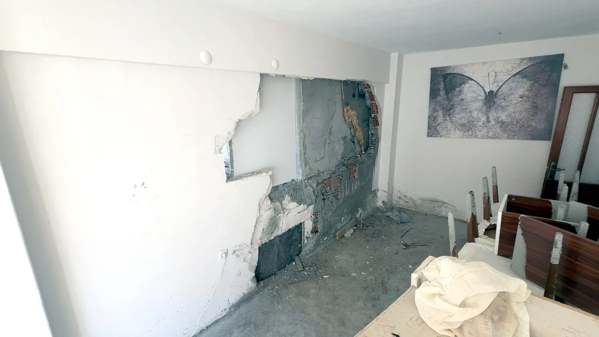 Avcılar'da beton hortumu duvarı deldi: Salon betonla kaplandı