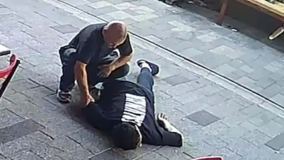 Fenalaşıp yere yığılan gencin cebindeki parayı çaldı