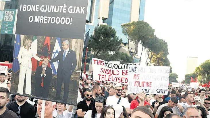 Arnavutluk ayakta!