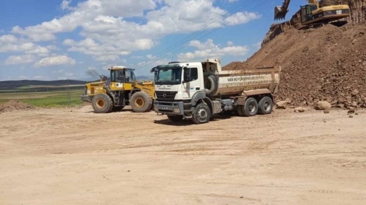 DEM Partili Dindar: Van'da kayyım, eski AKP’li başkana yol yapıyor